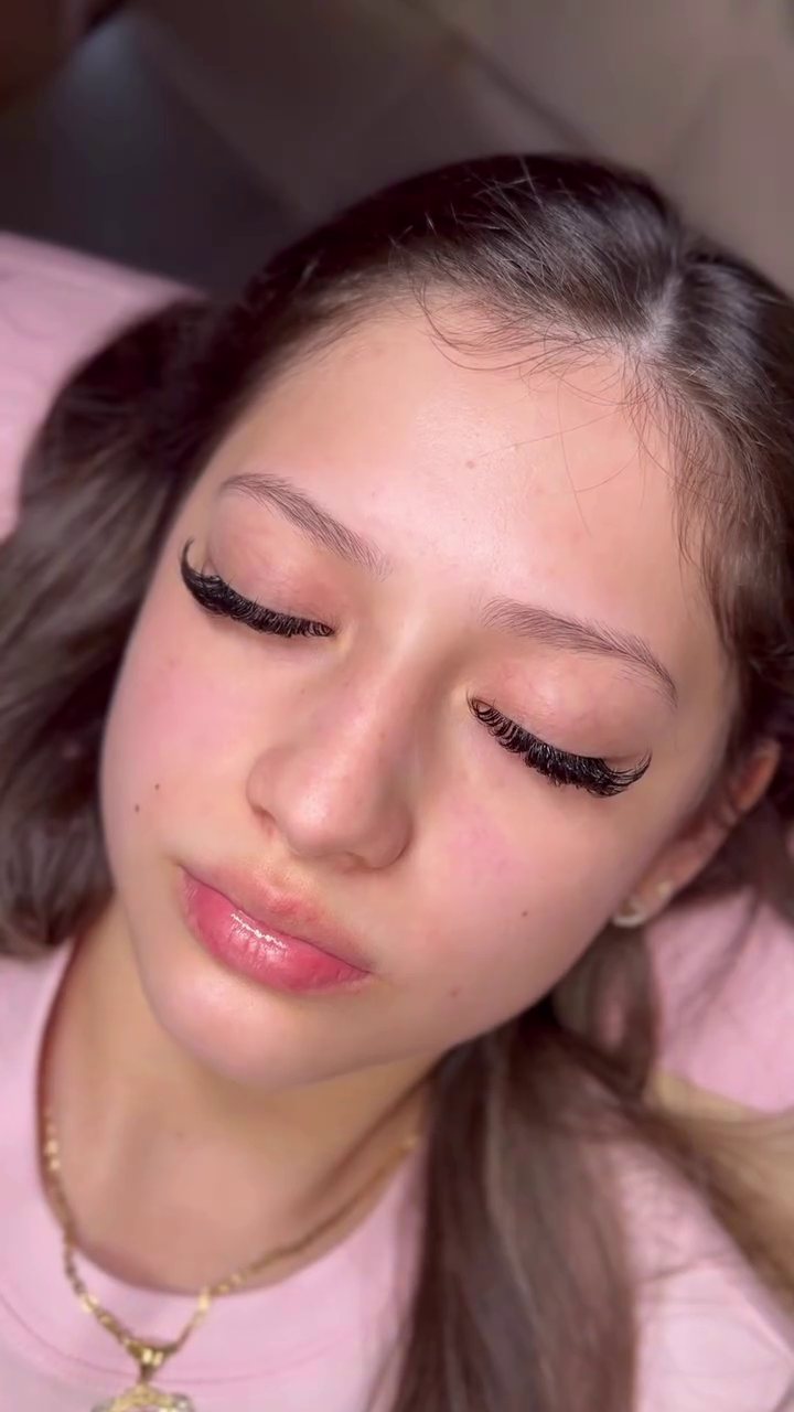 Eyes closed to show a long wispy set